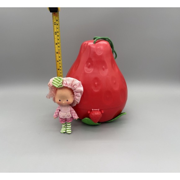 Vintage Strawberry Shortcake's Doll With Strawberry Carrying Case - Picture 2 of 15